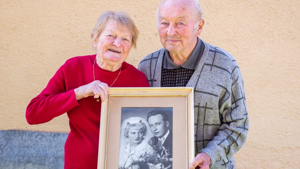 Jaroslava a Stanislav Hrbkovi se svatební fotografií