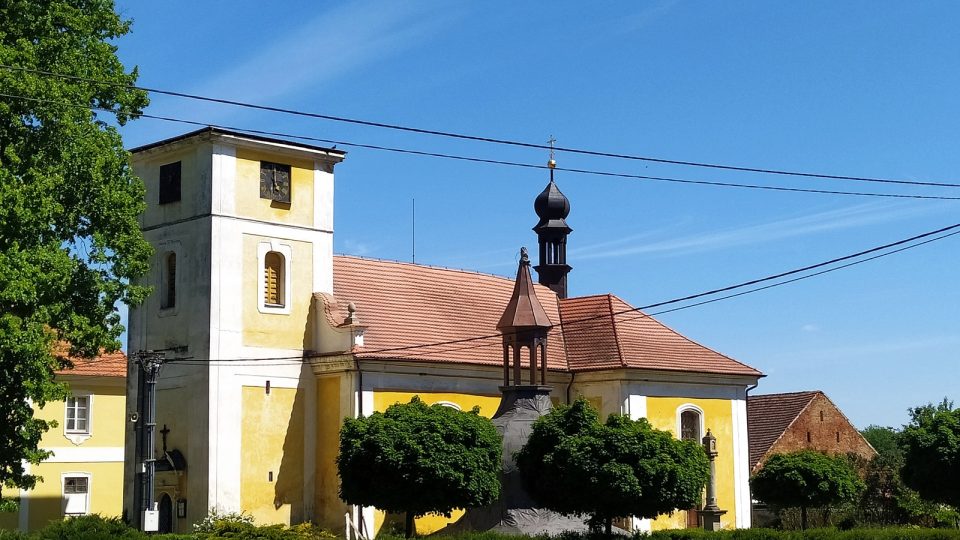Kostel v Dolní Lukavici v roce 2021, bez věžní báně, která prošla rekonstrukcí