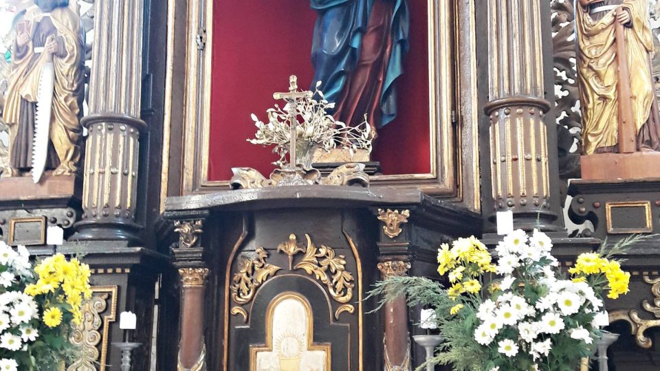 Barokní oltář v dýšinském kostele Nejsvětější Trojice potřebuje opravu
