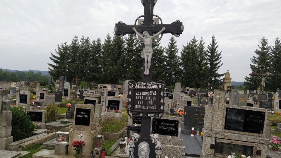 Jeden z mnoha křížů na hřbitově na Podbrdsku