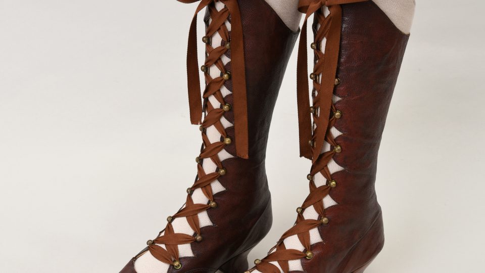 Vysoké dámské šněrovací boty z hnědé kůže. Datovány kolem roku 1890. Darovali dědicové po paní Luise Zykmundové v Plzni