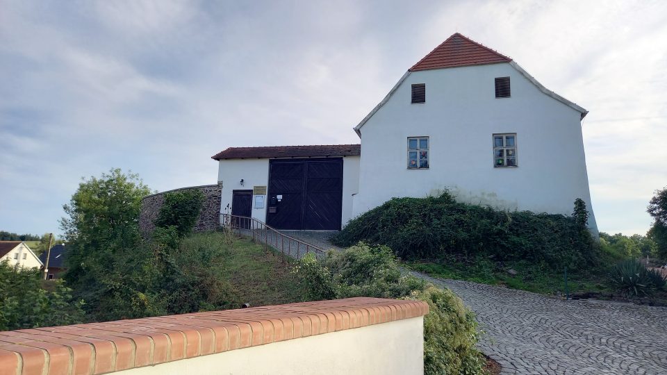 Obecní úřad, knihovna i mateřská škola sídlí v tvrzi v současné době | foto: Anděla Blažková, Český rozhlas Obecní úřad, knihovna i mateřská škola sídlí v tvrzi v současné době