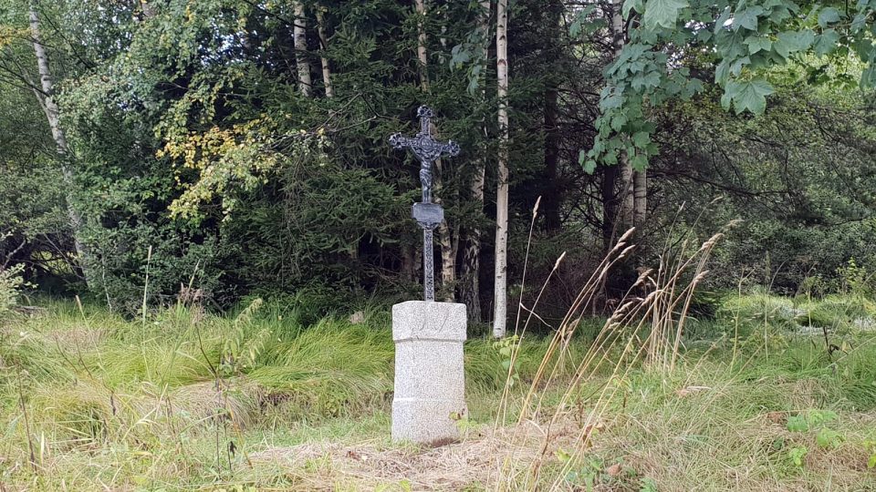 Obnovený křížek v šumavských Stodůlkách
