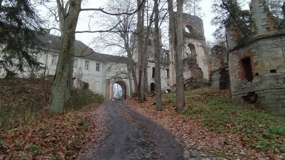 Jen pár kroků od jízdárny najdete také bývalý klášter