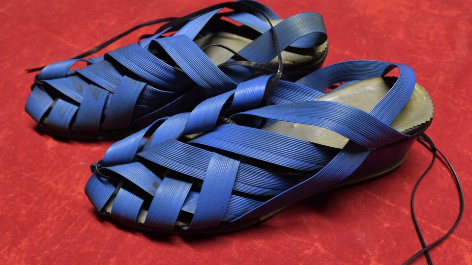 Dámské sandály na klínu z modré plastové hmoty. 70. – 80. léta 20. století