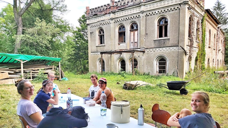 Dobrovolníci z různých zemí světa opět pracují na zámku ve Veselí u Janovic nad Úhlavou. Na deset dní vzali do rukou krumpáče, lopaty a sekery, aby se podíleli na obnově zchátralé budovy