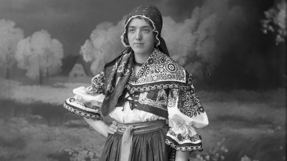 Božena Lábková na skleněném negativu v Kyjovském kroji(1918))