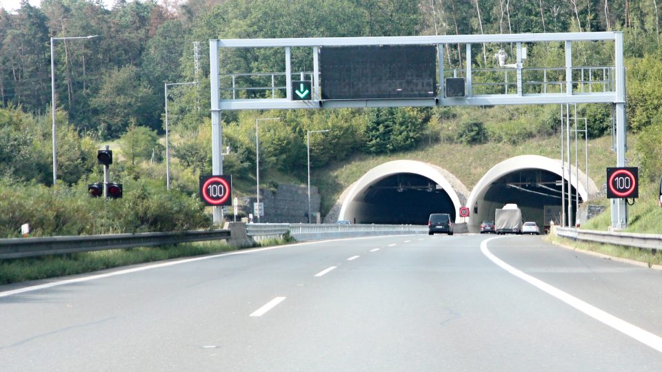 V dálničním tunelu Valík u Plzně můžete jezdit stokilometrovou rychlostí