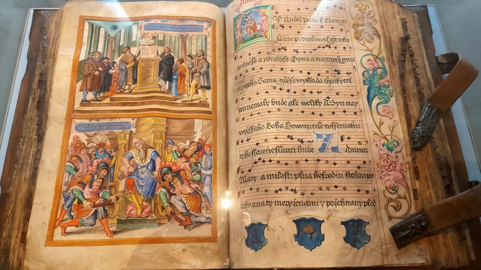 Litomyšlský graduál. Historický zpěvník váží 36 kilogramů | foto: Jolana Nováková, Český rozhlas Litomyšlský graduál. Historický zpěvník váží 36 kilogramů