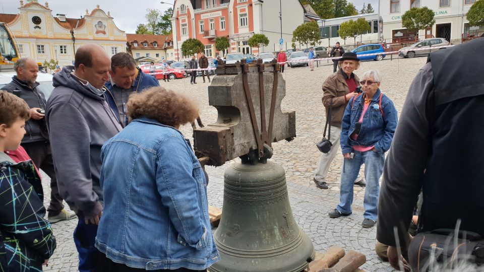 Sejmutí zvonů v kostele v Kašperských Horách