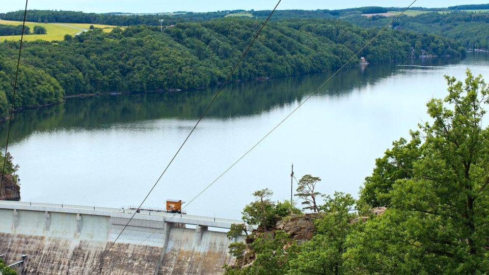 Kříž se tyčí na skalním ostrohu nad přehradou Vranov. Dobře je vidět i z koruny hráze | foto: Zdeněk Truhlář, Český rozhlas Kříž se tyčí na skalním ostrohu nad přehradou Vranov. Dobře je vidět i z koruny hráze