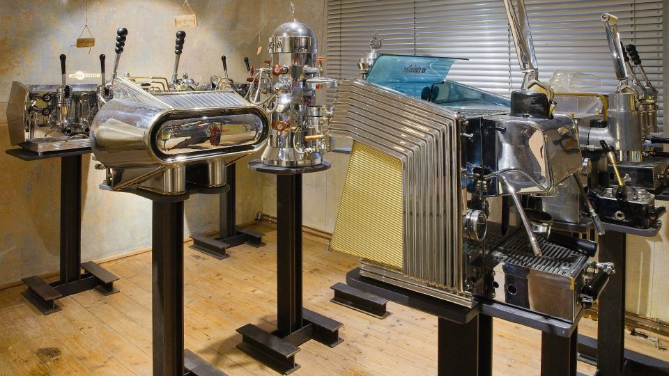 Expozice nabízí průřez historií espressovačů