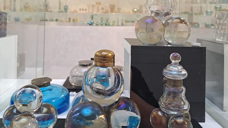 Pavilon skla v Klatovech vystavuje kalamáře a další historické potřeby k psaní
