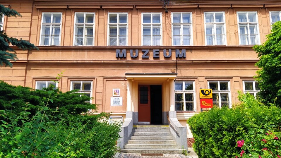Muzeum sídlí v budově, kde se nachází také pošta