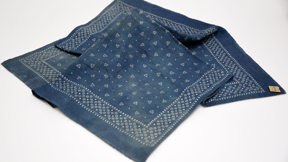 Šátek barvený v indigu, technika rezervážního tisku známá jako modrotisk