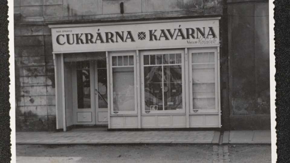 5) fotografie údajně bývalá cukrárna U Nováků po roce 1948 pojmenovaná po národním zprávci..jpg