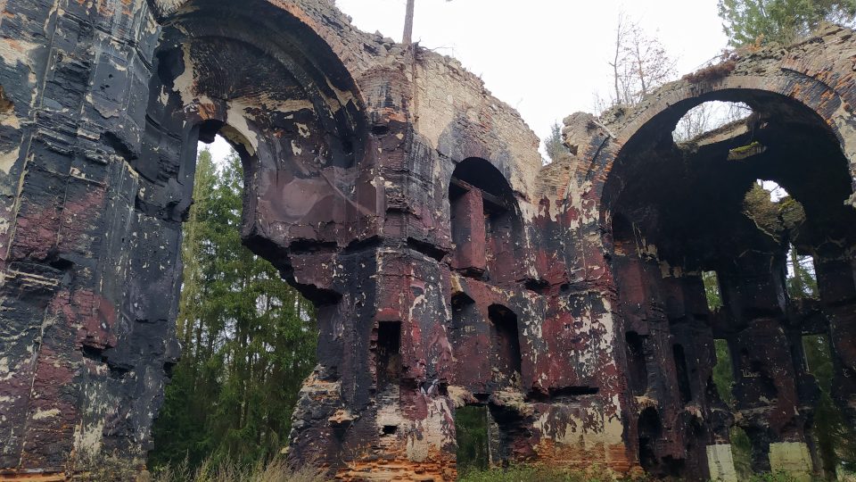 Ruina kostela nedaleko Kočova