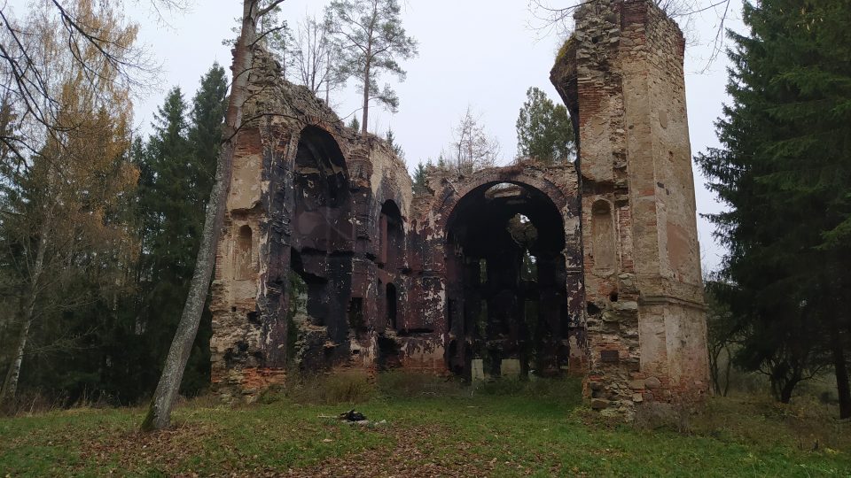 Ruina kostela nedaleko Kočova