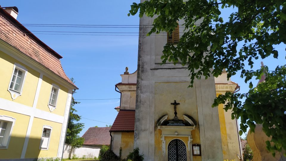 Fara se nachází hned vedle zdejšího kostela