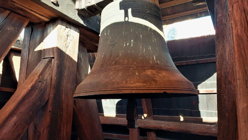 V osecké zvonici dnes visí jen jeden zvon, možná zasvěcený Panně Marii
