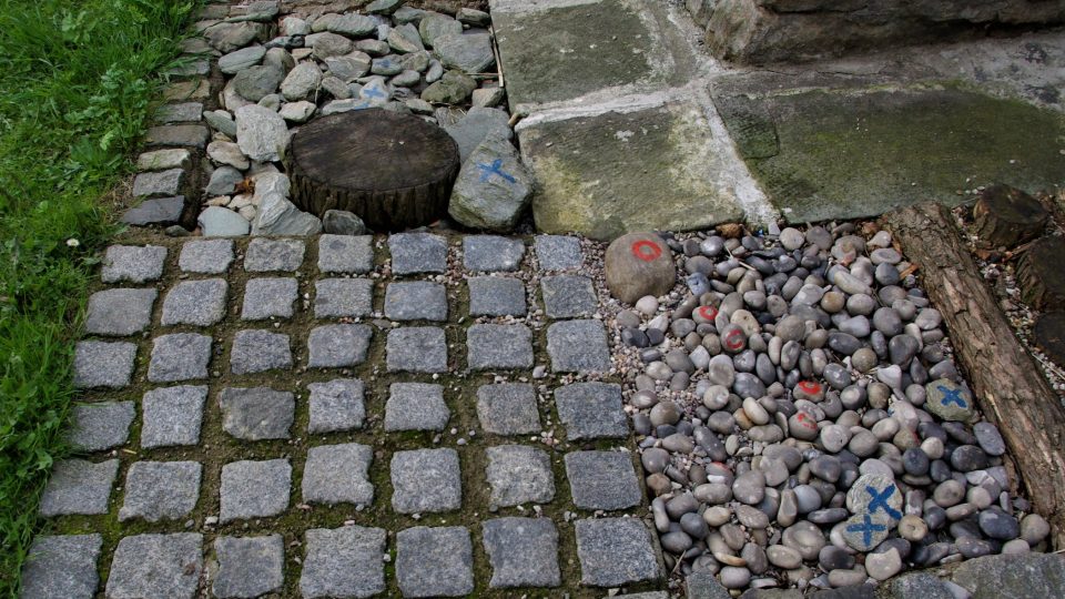 Kameny a oblázky ze stezky na boso v Žacléři mohou posloužit i pro hru piškvorky  Foto Vlaďka Wildová.JPG