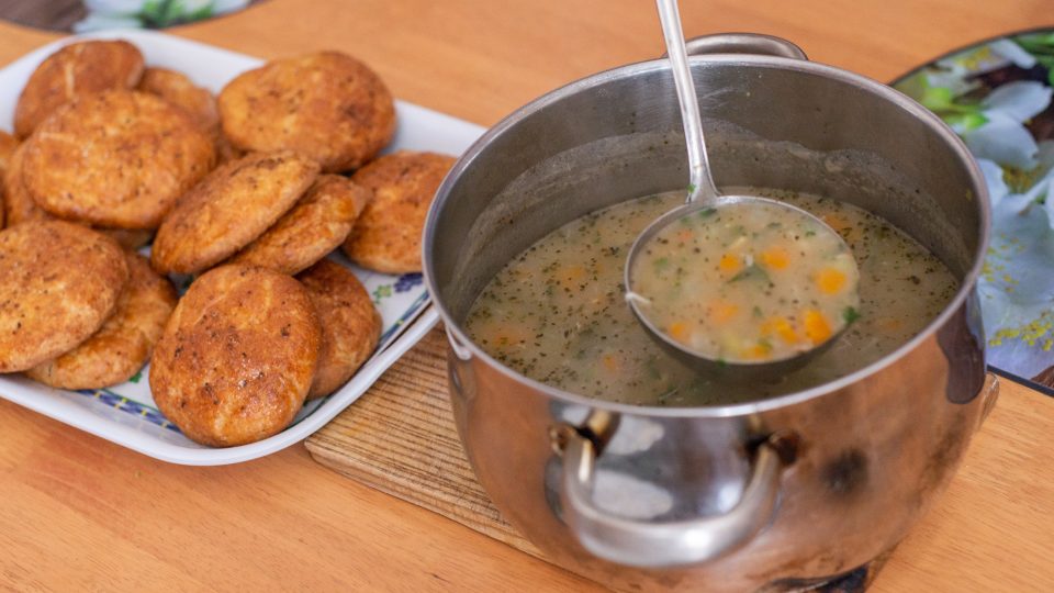 Bramboračka se škvarkovými plackami