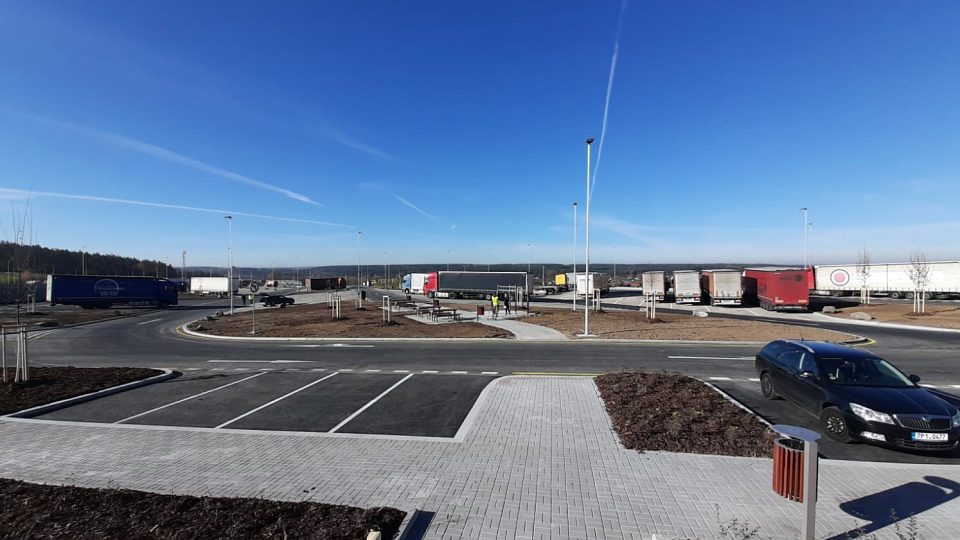 Nově rozšířené parkoviště na D5 u Šlovic