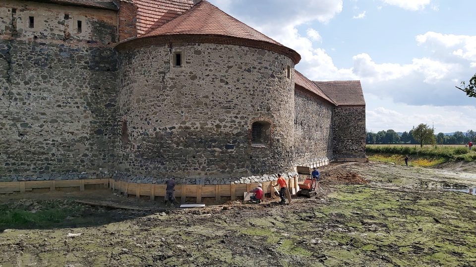 Příkop vodního hradu Švihov bez vody