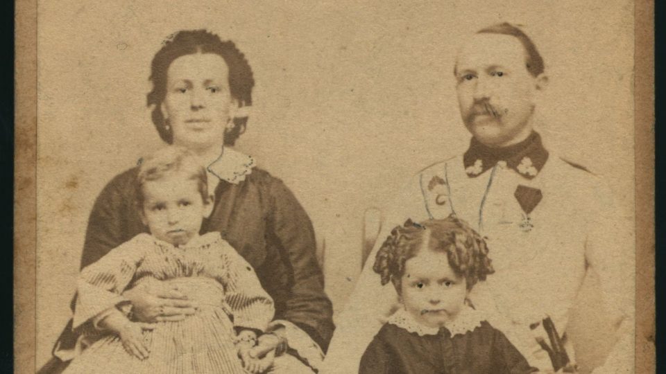 Rodinná fotografie manželů Valešových z Přeštic v městském úboru, kolem roku 1860