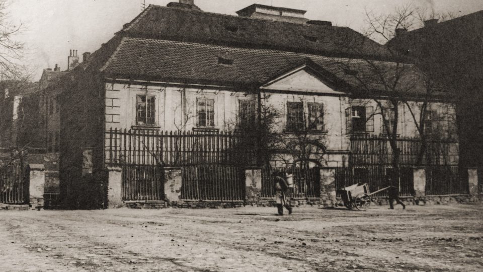 Steinhäuserovský dům v dnešní Americké ulici. Na jeho místě byla na počátku 20. století postavena nová budova okresního hejtmanství