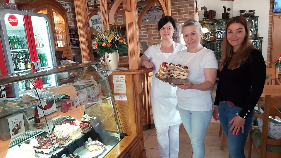Zcela vpravo provozovatelka cukrárny Monika Nechvátalová