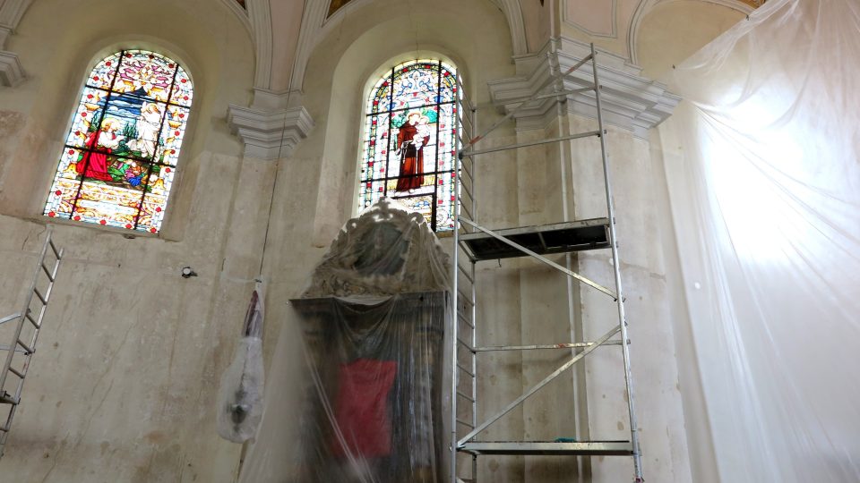 Kostel svatého Jiří v Černošíně bude do podzimu zavřený. Na místě jsou restaurátoři, kteří jej vrací do původních barev