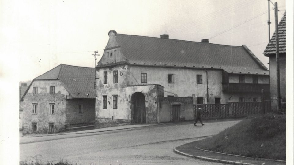 Historické fotografie domu U Lípy, někdy také označován jako domu U České lípy (1965)