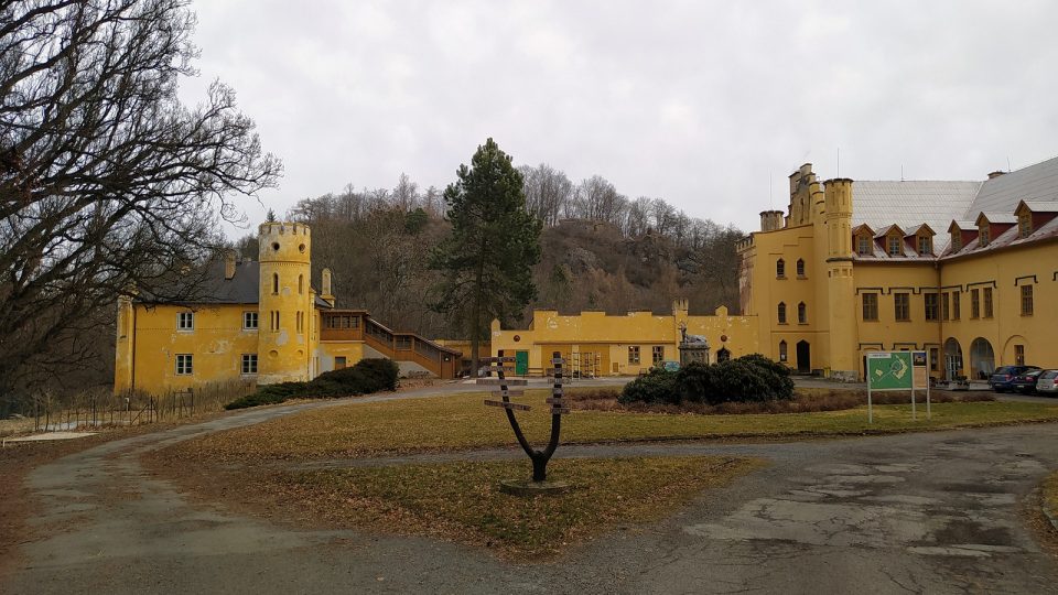 Areál zámku s Preitensteinem v povzdálí