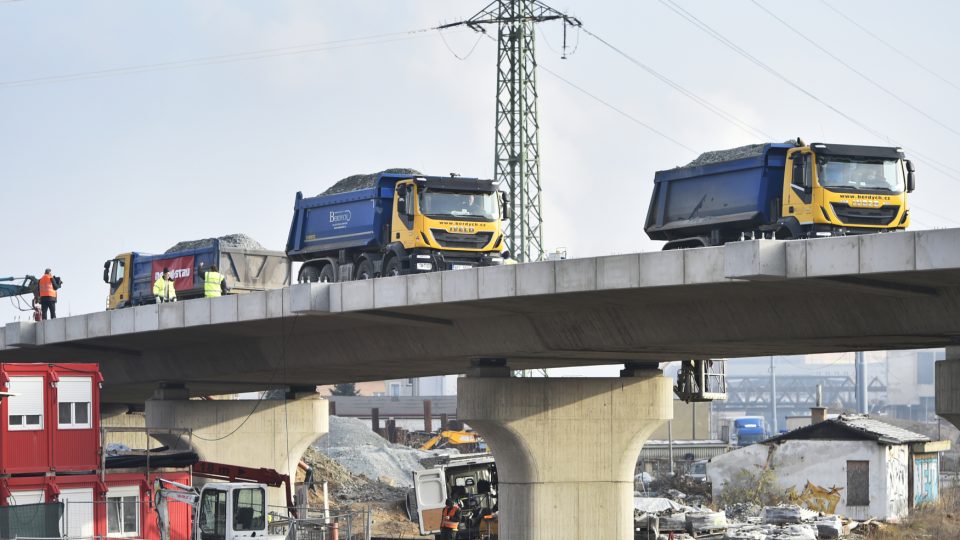 Čtyři plně naložené nákladní automobily najely 28. listopadu 2018 na most na Domažlické třídě v Plzni. Zátěžová zkouška postupně otestuje jednotlivé segmenty budované mostní estakády nad železniční tratí