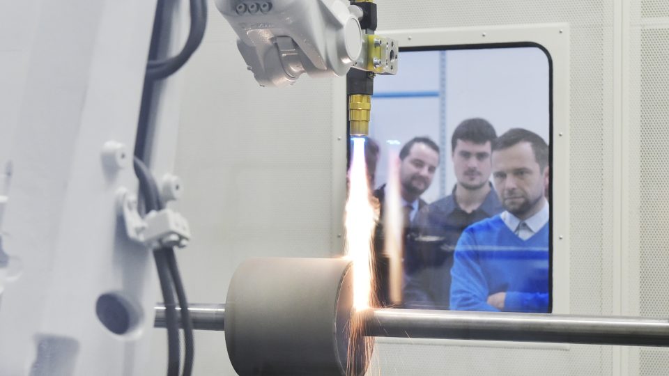 Výzkumný a zkušební ústav Plzeň otevřel novou halu pro aplikaci žárových nástřiků. Výzkumné pracoviště bude patřit mezi nejmodernější v Evropě. Na snímku je ukázka nástřiku plamenem
