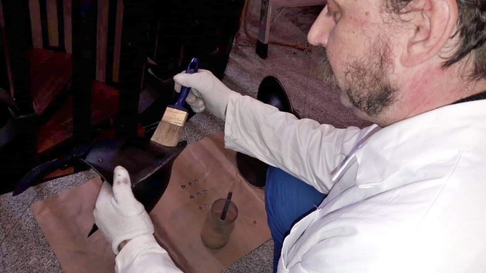 Kovové a dřevěné části exponátů se ošetřují speciálním konzervačním voskem rozpuštěným v technickém benzínu