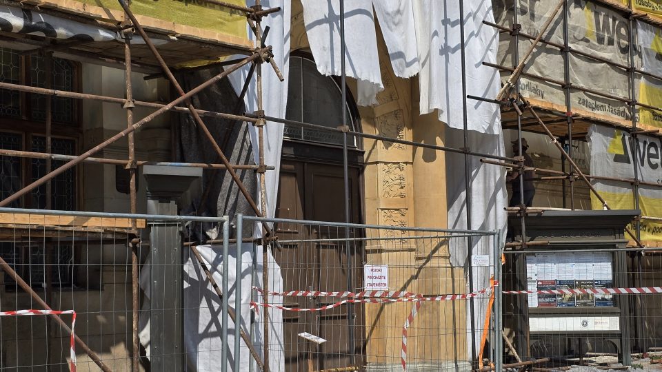 Na přední straně muzea se pracuje