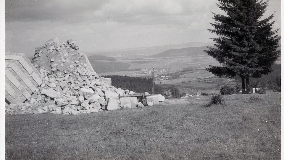 Bourání pomníku J. Š. Baara, r. 1940
