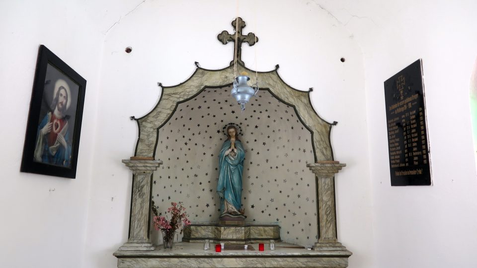 Oltář se panenkou Marií
