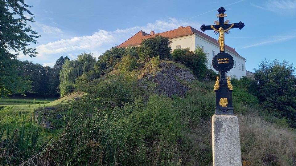 Dominantou obce je středověká tvrz | foto: Anděla Blažková, Český rozhlas Dominantou obce je středověká tvrz