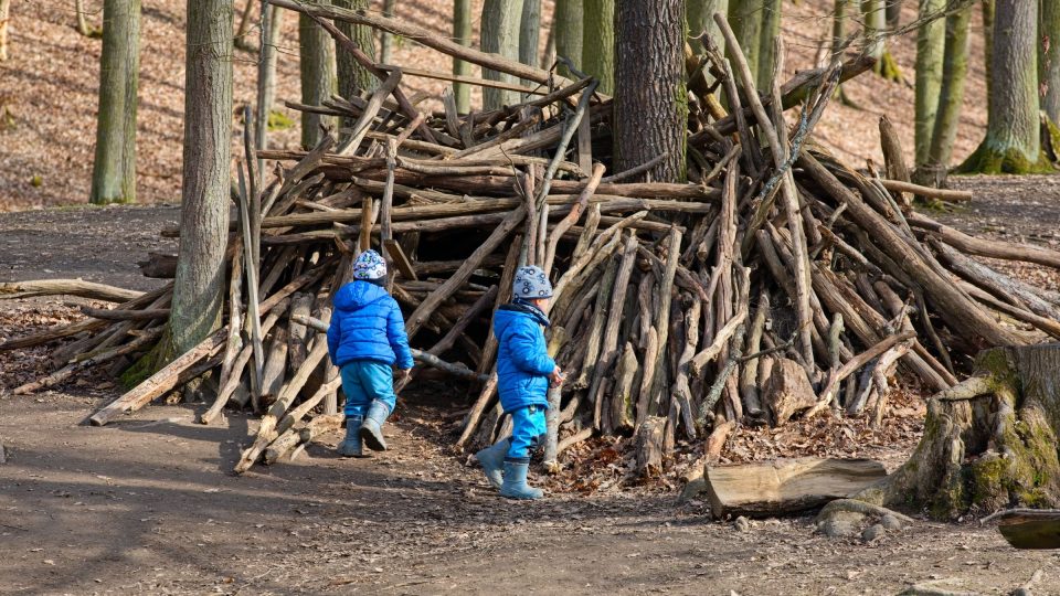 Děti si vydrží hrát v lese celé hodiny