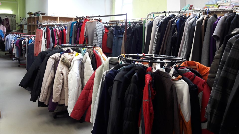 Nové i použité oblečení nabízí lidem v nouzi Diecézní Charita Plzeň. Zájem je velký hlavně teď v zimě