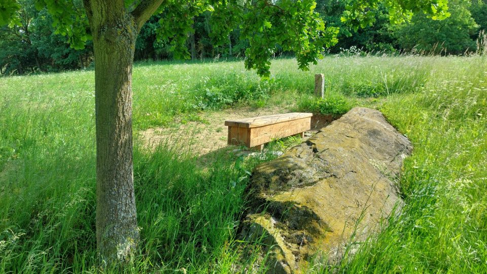 K posezení zve dřevěná lavice | foto: Irena Šarounová, Český rozhlas K posezení zve dřevěná lavice
