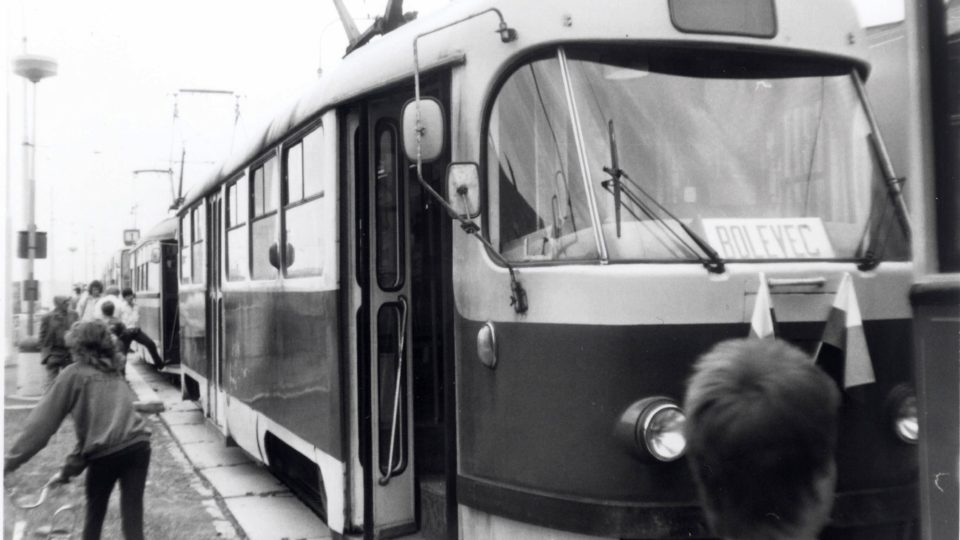 Fotografie ze slavnostního otevření nové tramvajové linky č. 1 do Bolevce v Plzni. Až do roku 2019 to bylo poslední velké rozšíření tramvajové trati v Plzni