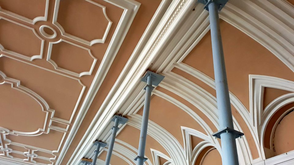 14 masivních kovových sloupů podepírá strop velkého sálu plzeňského Pekla