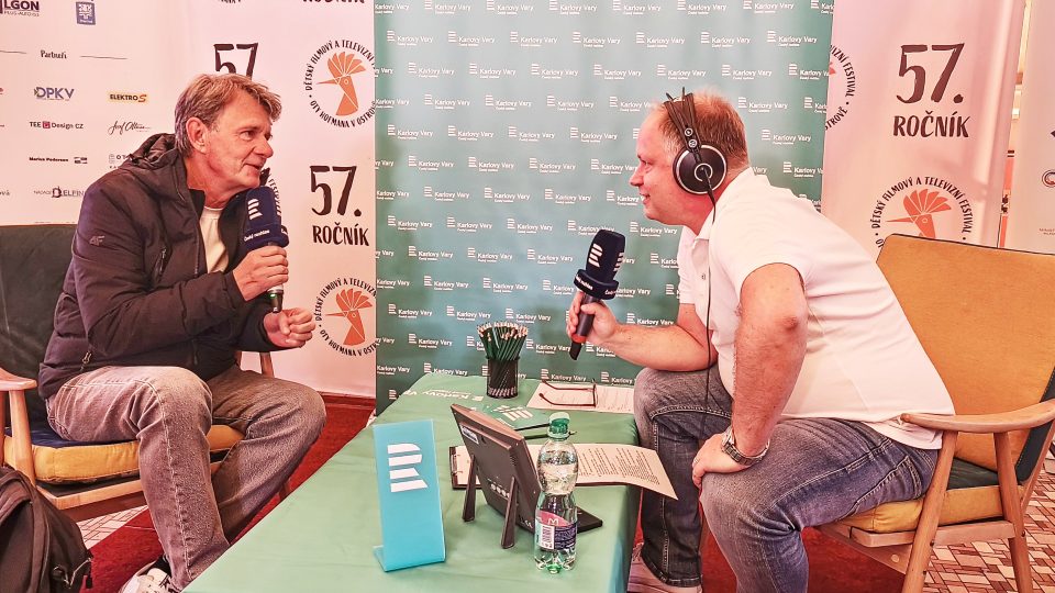 Herec Jan Šťastný během rozhovoru s moderátorem Radimem Jehlíkem