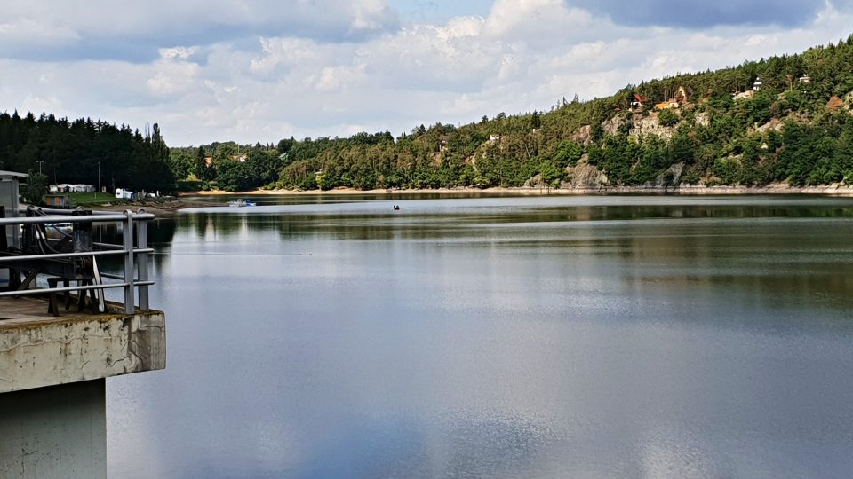 V přehradě Hracholusky chybí kvůli suchému létu skoro dva metry vody