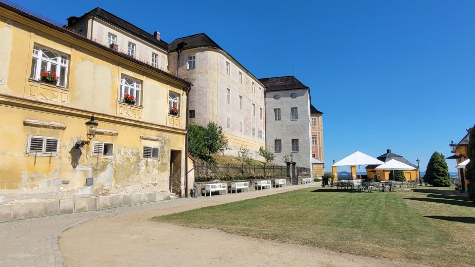 Nádvoří zámku Jánský Vrch