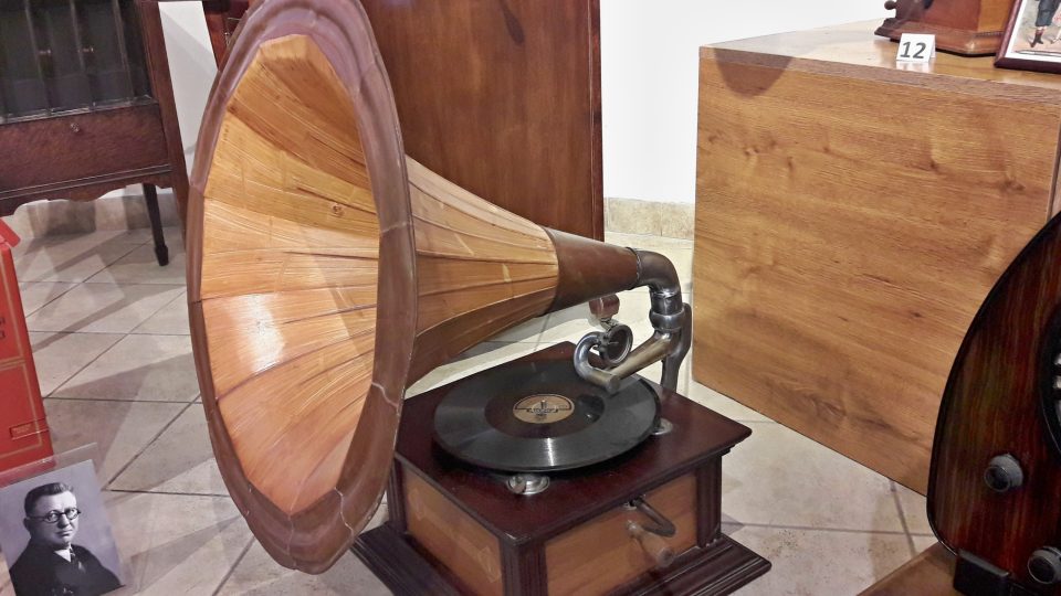 Tušíte, jak vypadal jeden z prvních sériově vyráběných gramofonů? Pokud vás právě tenhle kus historie zajímá, určitě vyražte do Domu historie Přešticka v Přešticích